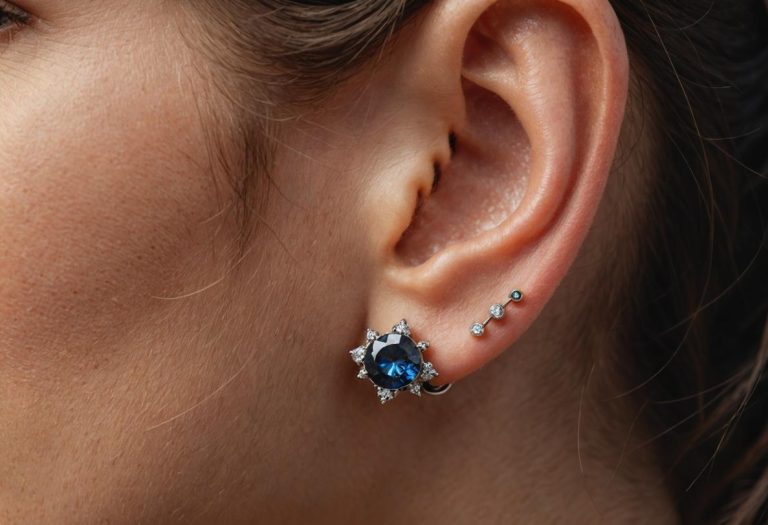 Image photoréaliste d'un gros plan sur une oreille avec un piercing rook orné d'un anneau en argent délicat et une petite pierre précieuse, sur un fond flou et une lumière ambiante chaude.
