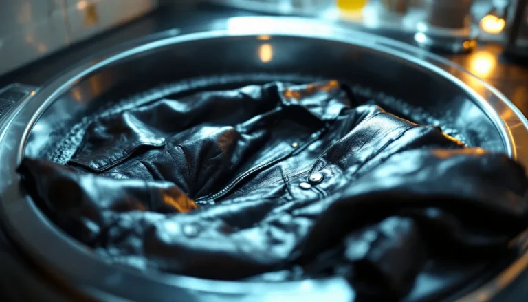 Une veste en cuir noire accrochée dans une laverie automatique.